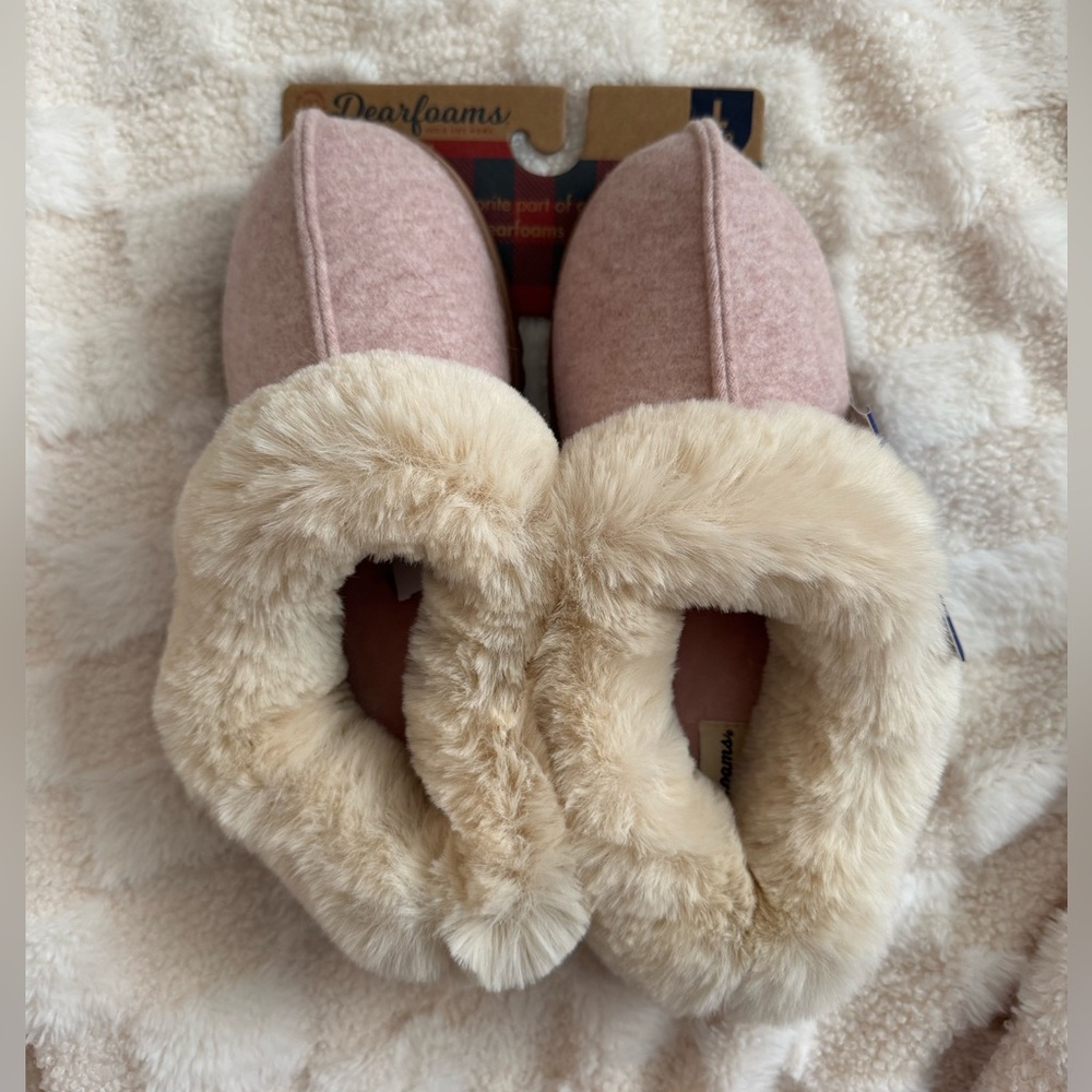 Dearfoam Slippers. NWT size Large (9-10)